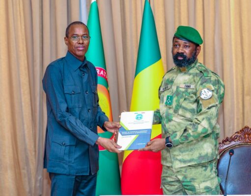 La commission de négociation et de renégociation avec les sociétés minières a présenté, ce lundi 1er décembre 2025, au Président de la Transition, Chef de l’État, le Général d’Armée Assimi GOÏTA, son rapport de fin des travaux.