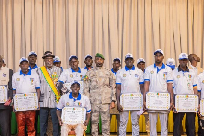 Remise-secteur-petrolier-hydrocarbures-carburant-medaille-general-assimi-goita-president-transition-malienne-citernes-chauffeurs-decoration-1024x683