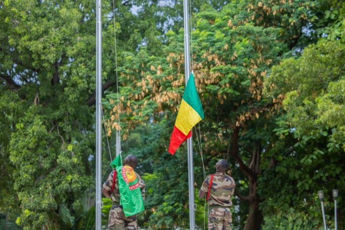 general-assimi-goita-president-transition-malienne-execution-officiell-hymne-aes-drapeau-koulouba-malick-diaw-cnt-abdoulaye-maiga-palais-1024x683