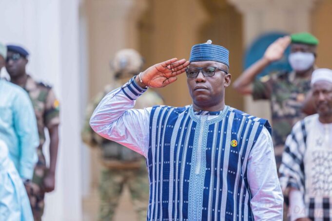 general-assimi-goita-president-transition-malienne-execution-officiell-hymne-drapeau-koulouba-malick-diaw-cnt-abdoulaye-maiga-fanfare-aes-gouvernement-1024x683