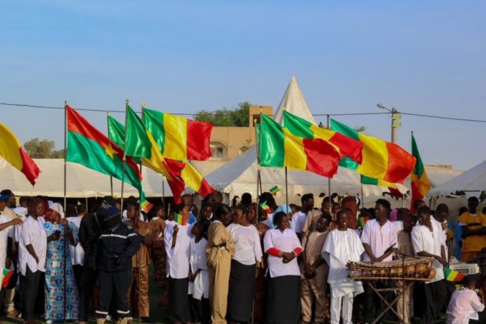 preier-ministre-abdoulaye-maiga-arrive-tomboutou-biennale-culturelle-mamou-daffe-CEREMONIE-OUVERTURE-drapeau-gouverneur-region-kidal-TROUPE-1024x683