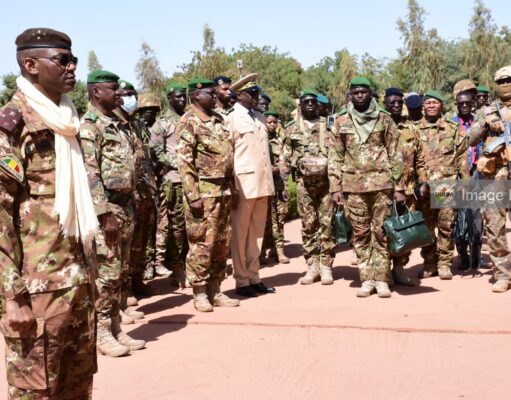 MOPTI : le Ministre de la Défense et des Anciens Combattants au contact des troupes.