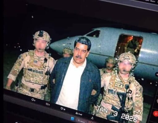 📸 Voici la première image du Président Vénézuélien Nicolás Maduro depuis sa capture par les forces militaires américaines au Vénézuela.