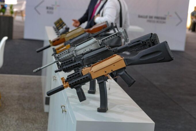 abdoulaye-maiga-sadio-camara-bamex-daoud-aly-cooperation-pistolet-1024x683