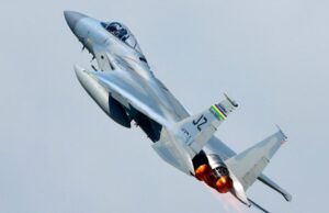 Un avion de chasse F-15 américain s’écrase en flammes au Koweït